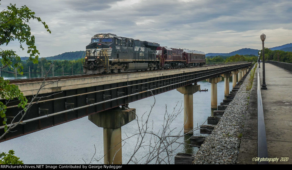 NS 7661 leads a research train across the Tennessee river